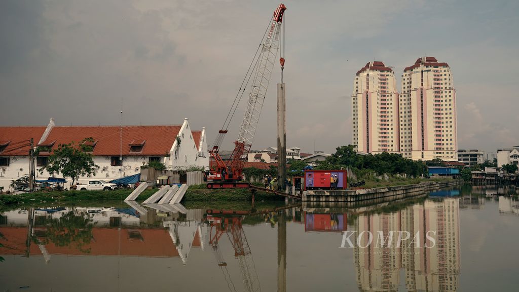 Pemasangan turap di sekitar Museum Bahari, Jakarta, yang masuk kawasan Pelabuhan Sunda Kelapa, Jakarta Utara, Kamis (9/6/2022). Pemasangan turap untuk mengantisipasi banjir rob yang kerap melanda kawasan tersebut. 