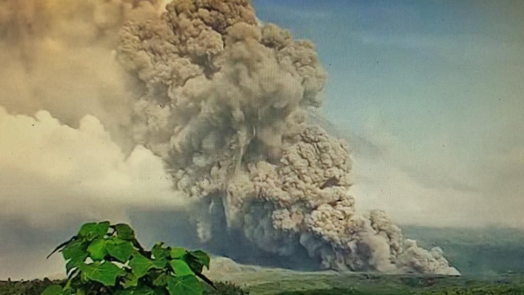 Gunung api Semeru di Jawa Timur kembali erupsi dengan mengeluarkan awan panas guguran pada Minggu (4/12/2022) sejak pukul 02.46.  