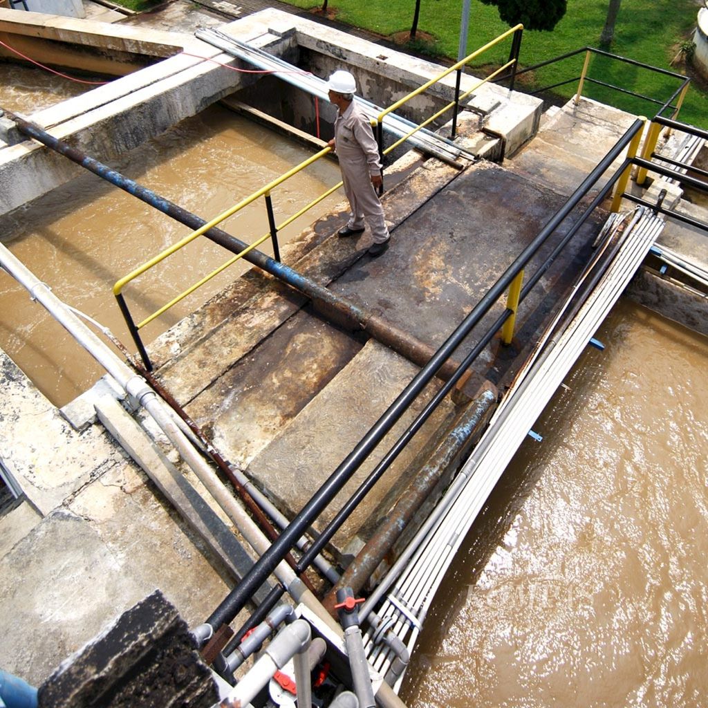 Petugas Palyja mengontrol air baku untuk air bersih di Instalasi Produksi 1 di Pejompongan, Jakarta Pusat, beberapa waktu lalu.