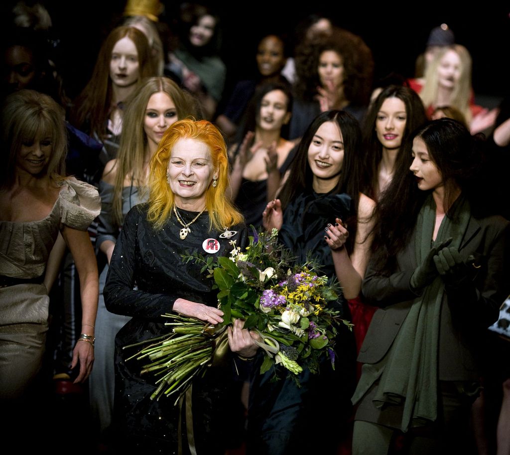 Desainer Vivienne Westwood menerima karangan bunga setelah peragaan busana koleksi dari jenama Red Label miliknya sebagai bagian dari koleksi musim gugur/musim dingin 2009 pada hari kedua Pekan Mode London, Inggris, 21 Februari 2009. Westwood meninggal di London pada 29 Desember 2022 dalam usia 81 tahun.