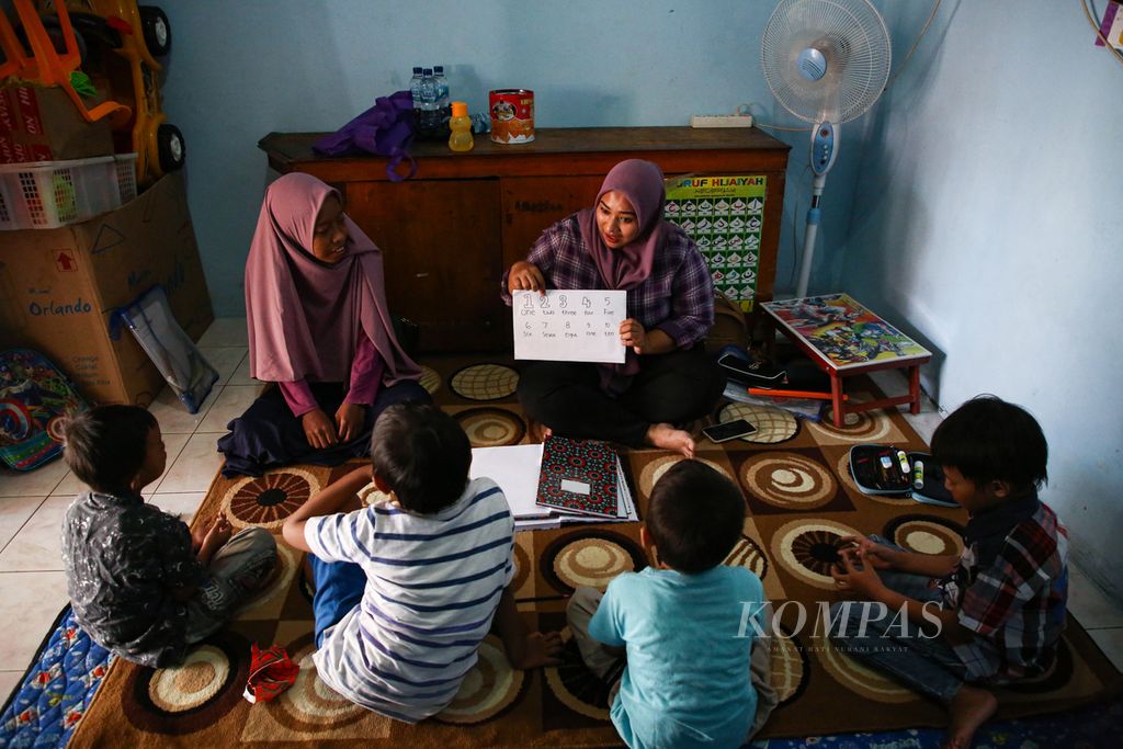 Guru TK Cahaya Mas mengajar pengenalan angka dalam kunjungannya ke rumah salah seorang siswa untuk mengajar secara langsung di kawasan Larangan, Kota Tangerang, Banten, Senin (27/7/2020). 