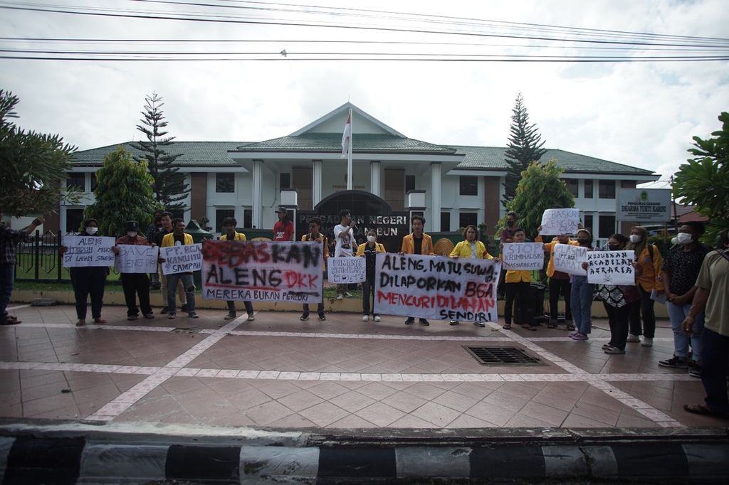 Para peserta aksi berfoto di depan kantor Pengadilan Negeri Pangkalan Bun, Kabupaten Kotawaringin Barat, Kalimantan Tengah, Selasa (11/7/2023). Mereka meminta hakim membebaskan tiga  petani yang ditangkap karena dituduh mencuri di kebun sendiri.