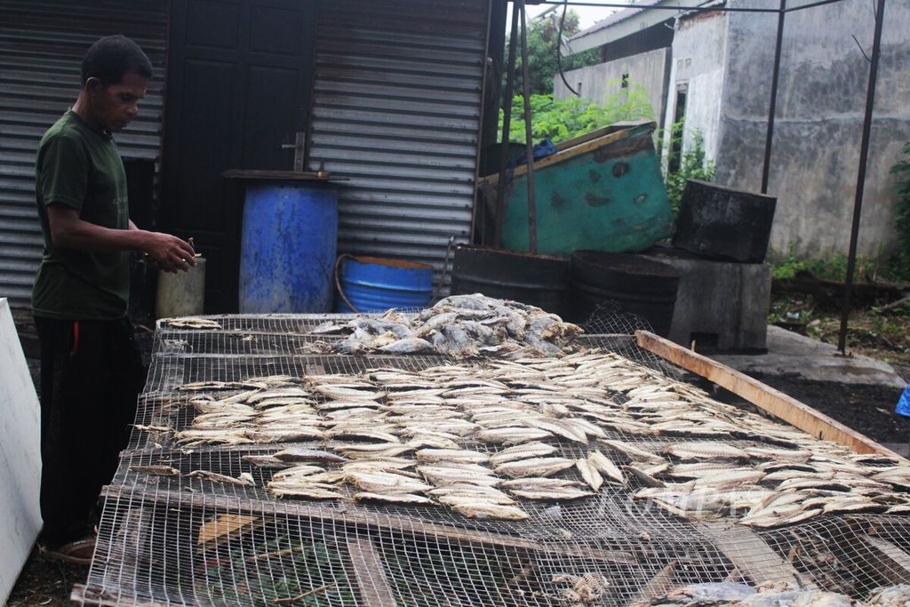 Ikan tongkol dijemur untuk diproses menjadi keumamah atau ikan kayu di sentra produksi olahan ikan Puteh Meulu, di Desa Lampulo, Kecamatan Kuta Alam, Kota Banda Aceh, Selasa (6/12/2023). Produksi keumamah bagian dari hilirasi pasca tangkap.