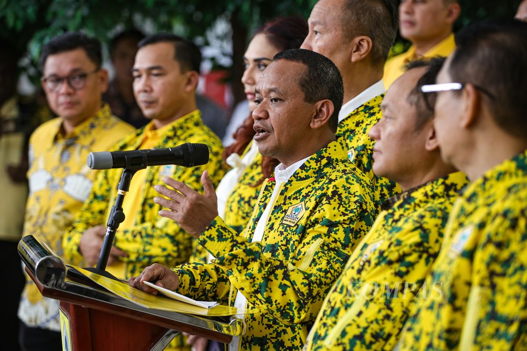 Ketua Umum Partai Golkar Bahlil Lahadalia menyampaikan keterangan pers didampingi jajaran pengurus DPP Partai Golkar di kantor DPP Partai Golkar, Jakarta, Kamis (22/8/2024). 