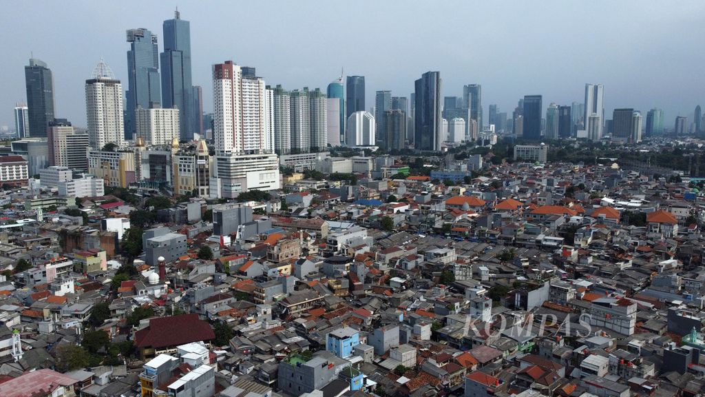 Lanskap Kota Jakarta dengan hunian padat penduduk dan deretan gedung bertingkat terlihat dari kawasan Tanah Abang, Jakarta, Minggu (26/3/2023). 