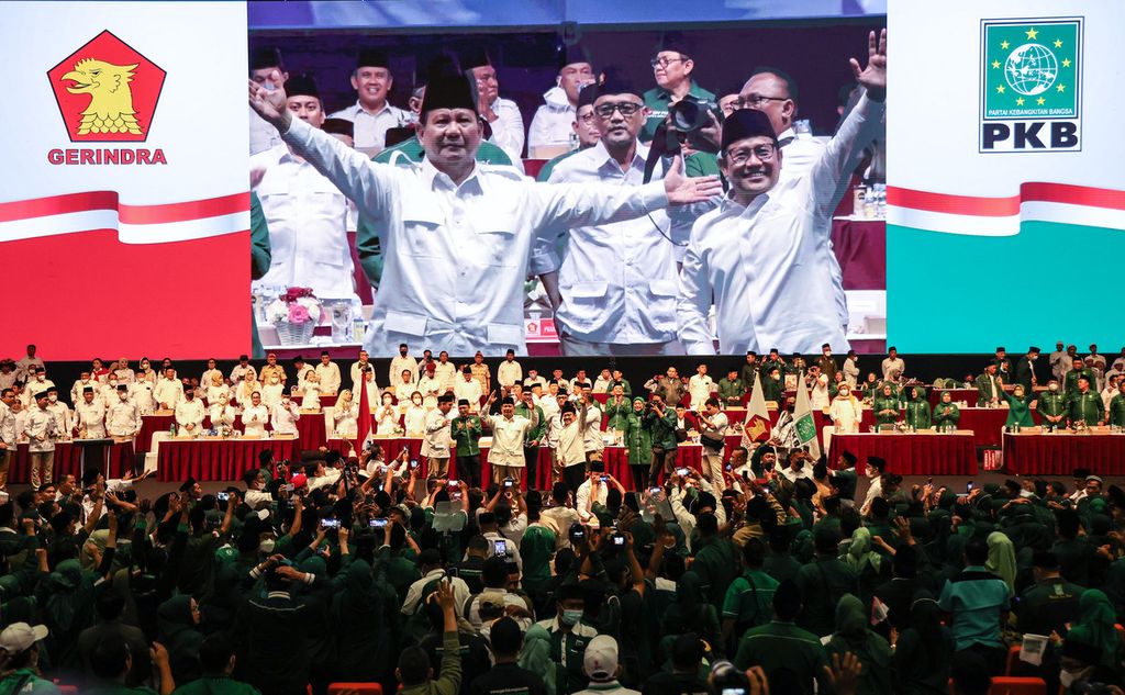 Ketua Umum Partai Gerindra Prabowo Subianto (kiri) dan Ketua Umum Partai Kebangkitan Bangsa Muhaimin Iskandar mendeklarasikan koalisi antara Partai Gerindra dan PKB dalam Pemilu 2024 di Sentul, Bogor, Jawa Barat, Sabtu (13/8/2022). 