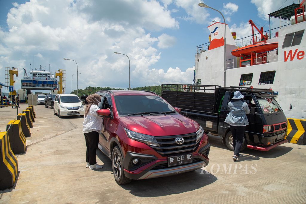 Petugas kesehatan memeriksa identitas penumpang dan kartu kewaspadaan kesehatan elektronik dari aplikasi e-HAC di Dermaga 1, Pelabuhan Telaga Punggur, Batam, pada April 2021.