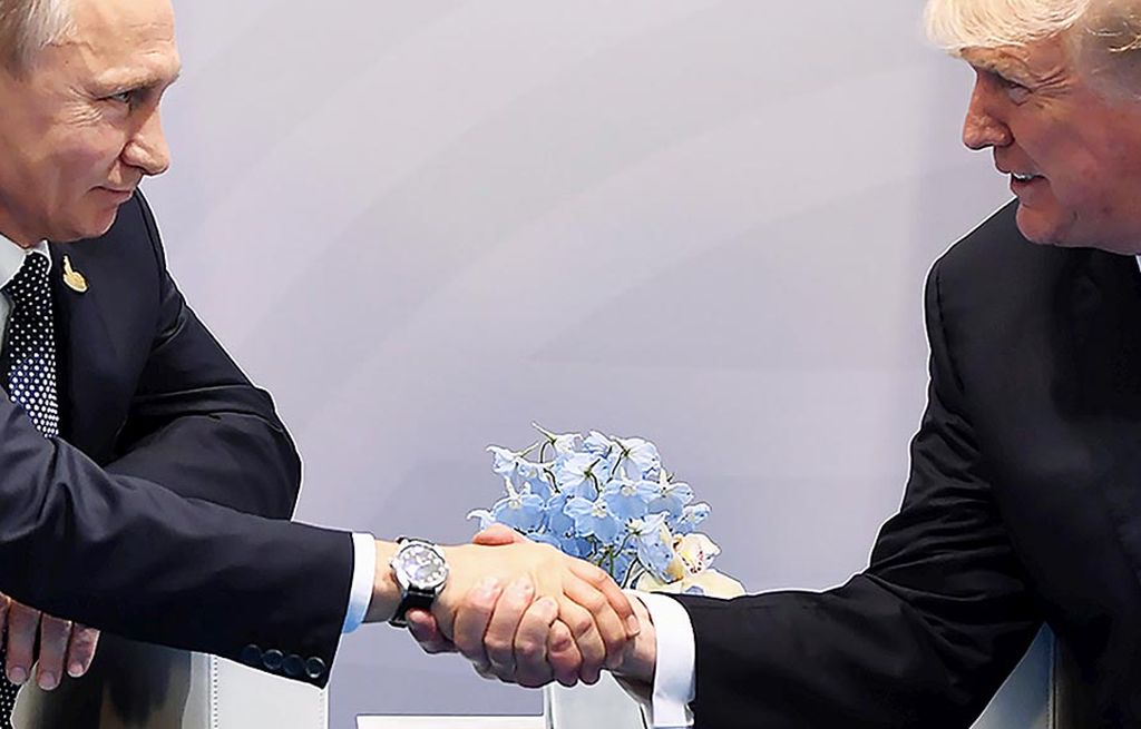 Presiden Rusia  Vladimir Putin (kiri) dan Presiden Amerika Serikat Donald Trump berjabat tangan pada pertemuan mereka di sela-sela Konferensi Tingkat Tinggi G-20 di Hamburg, Jerman, 7 Juli. 