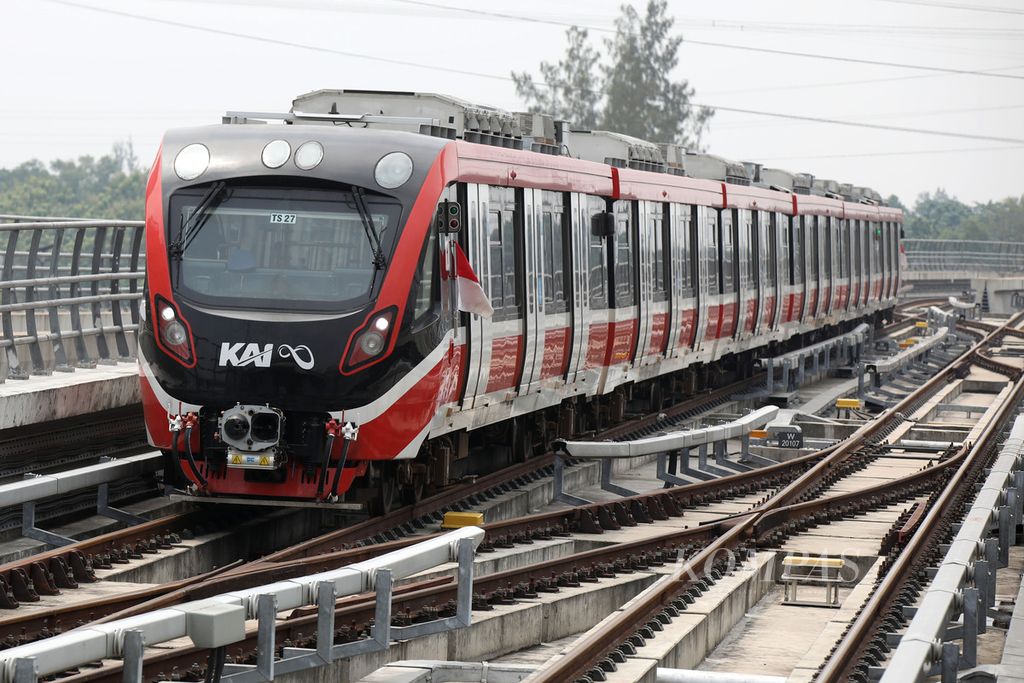 Moda transportasi kereta api ringan Lintas Rel Terpadu (LRT) di Stasiun Cawang, Jakarta, Senin (28/8/2023). Presiden Joko Widodo telah meresmikan pengoperasian secara komersial LRT Jabodebek. LRT sepanjang 41,2 kilometer, dari Harjamukti di Cibubur dan dari Bekasi ke Jakarta, menghabiskan anggaran Rp 32,6 triliun. Peresmian ini menandai LRT sudah bisa digunakan oleh masyarakat umum. 