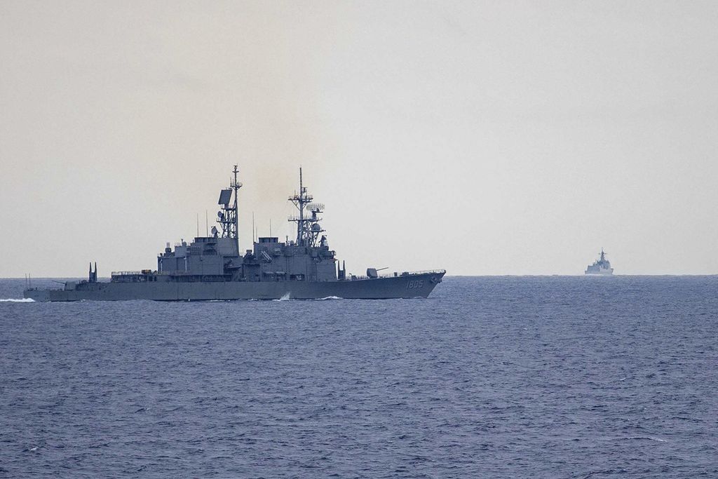 A photo released by the Taiwan Ministry of Defense shows a naval destroyer belonging to the Taiwanese Navy, Ma Kong DDG1805 (left), monitoring the presence of a Chinese destroyer, Xi'an DDG15 (right, far), near the Taiwan Strait on Thursday (23/5/2024).