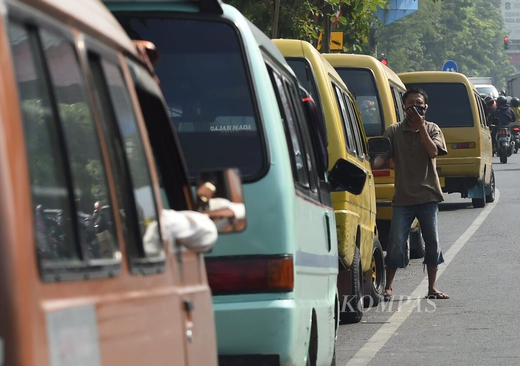 Angkutan Lyn menunggu penumpang di Jalan Ahmad Yani, Surabaya, Jawa Timur, Rabu (7/10/2020). Sejak tahun 2000, penumpang Lyn di Kota Surabaya mulai tergerus dengan kehadiran sepeda motor. Saat ini kondisi diperparah dengan hadirya transportasi dalam jaringan atau <i>online</i>. 