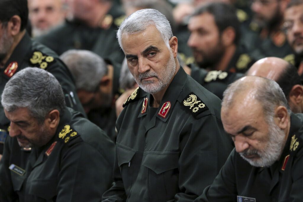 Dalam foto tanggal 18 September 2016 ini, pejabat Garda Revolusi Jenderal Qassem Soleimani (tengah) menghadiri pertemuan di Teheran, Iran.