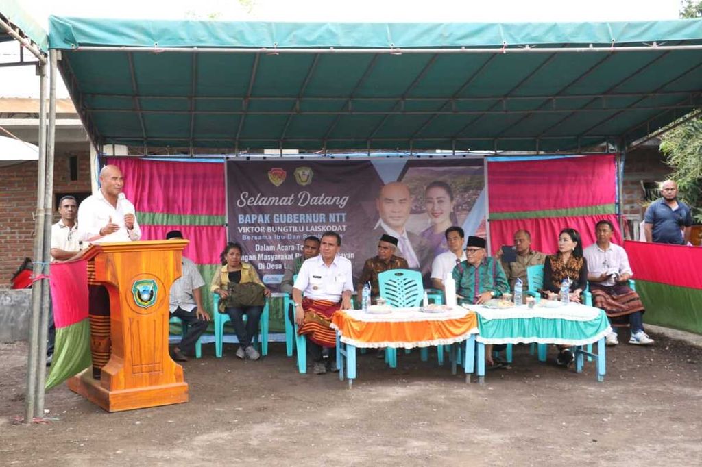 Gubernur NTT Viktor Bungtilu Laiskodat berbicara dalam pertemuan dengan masyarakat di Pulau Adonara, Kabupaten Flores Timur, NTT, Sabtu (10/9/2022). 