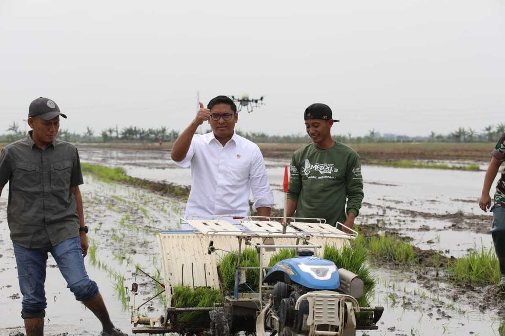 Wakil Menteri Pertanian (Wamentan) Sudaryono sedang berada di lokasi Optimalisasi Lahan Rawa di Merauke, Jumat (1/11/2024).