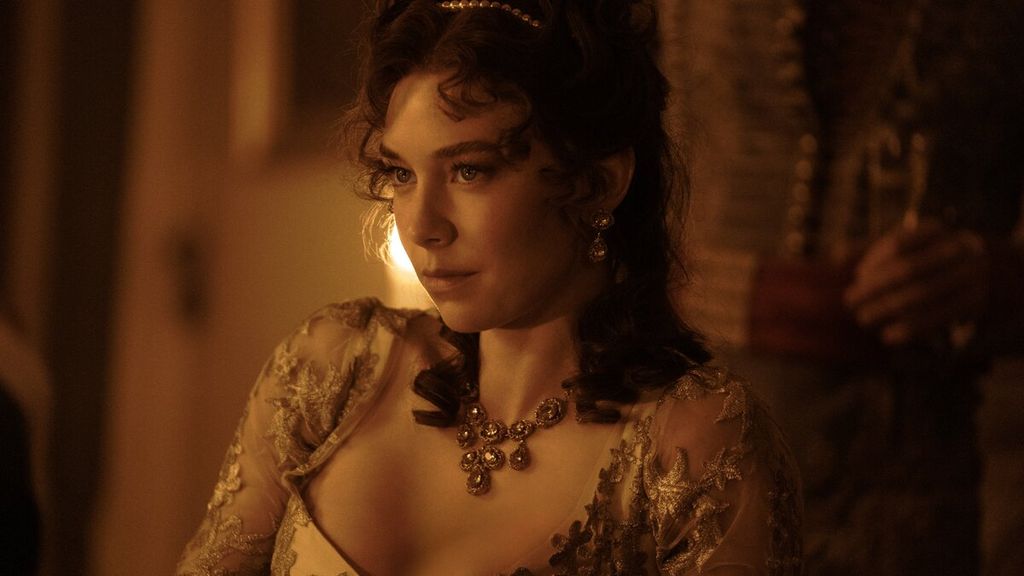 Vanessa Kirby sebagai Josephine de Bauharnais, pasangan Napoleon Bonaparte, dalam film <i>Napoleon</i>.