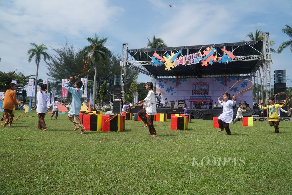 Anak-anak Sanggar Seni Cahayo Bundo menampilkan tari kreasi pada hari perdana Festival Anak Sumatera Barat 2023 yang diadakan Dinas Pemberdayaan Perempuan dan Perlindungan Anak, Pengendalian Penduduk, dan Keluarga Berencana Sumbar di kawasan Istana Gubernur Sumbar, Kota Padang, Sumbar, Sabtu (18/11/2023). 