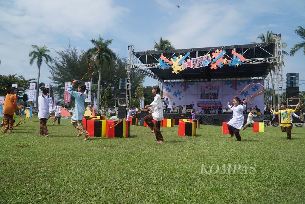 The children from Sanggar Seni Cahayo Bundo presented a creative dance on the first day of the West Sumatra Children's Festival 2023, which was held by the Women's Empowerment and Child Protection, Population Control, and Family Planning Agency of West Sumatra at the Governor's Palace area in Padang city, West Sumatra, on Saturday (18/11/2023).