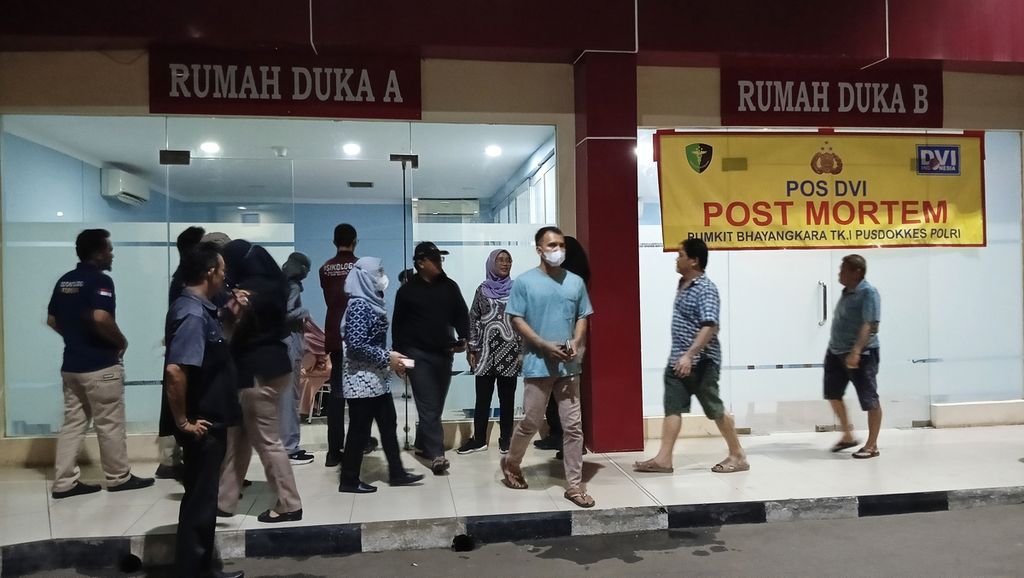 Suasana Rumah Duka RS Polri Kramatjati pada pukul 22.00 WIB, Jumat (19/4/2024), mulai ramai didatangi keluarga korban jiwa kebakaran Toko Pigura Saudara Frame &amp; Gallery, Mampang Prapatan, Jakarta Selatan.