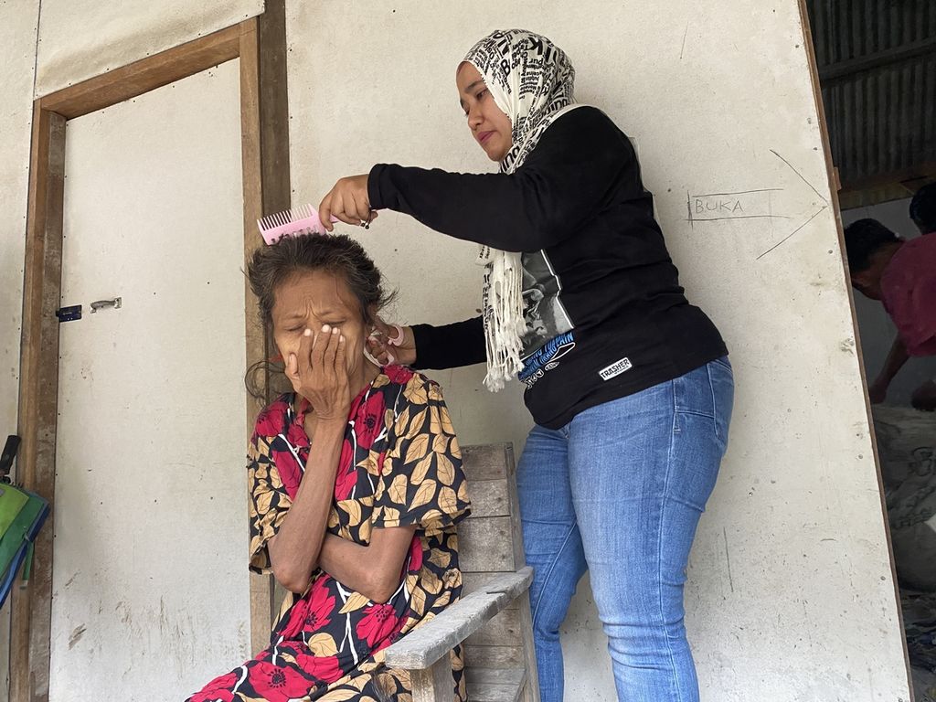 Heni Mustikaningati  cuts the hair of people with mental disorders in Kuwaron Village, Gubug District, Grobogan Regency, Central Java, Saturday (5/2/2022).