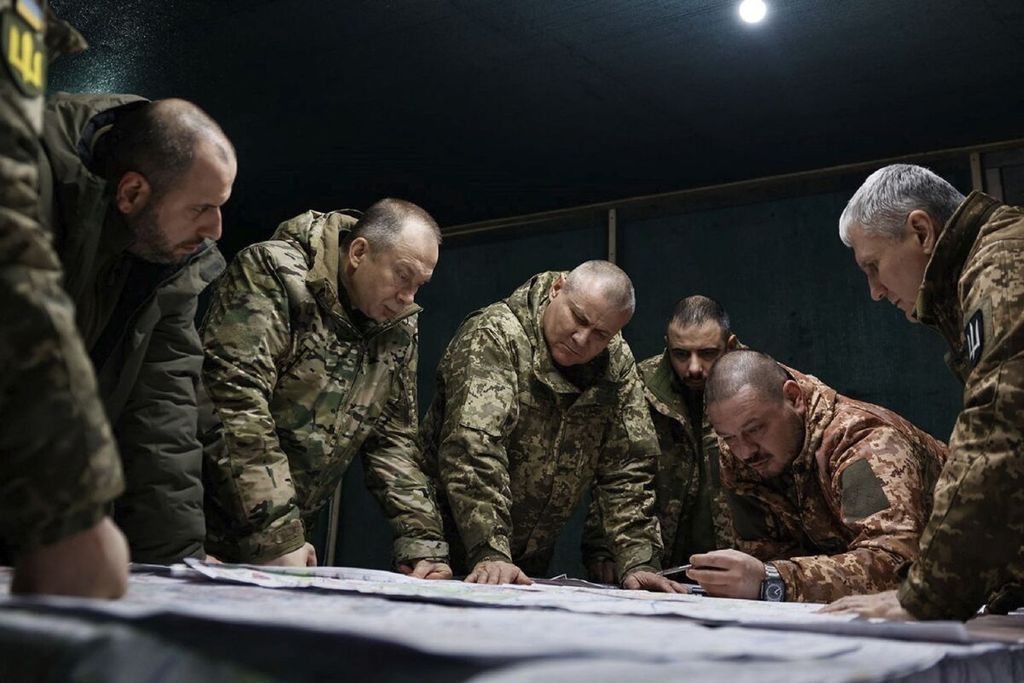 Foto yang dirilis pada Rabu (14/2/2024) oleh kantor pers Angkatan Bersenjata Ukraina ini memperlihatkan Kepala Angkatan Bersenjata Ukraina Oleksandr Syrsky (kedua dari kiri) dan Menteri Pertahanan Ukraina Rustem Umerov (kiri) mengunjungi medan pertempuran di lokasi yang tak disebutkan di Ukraina timur. 
