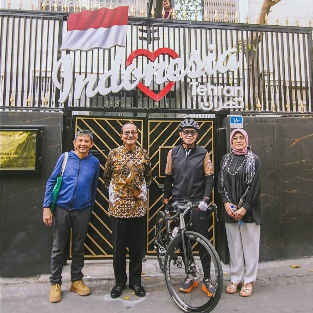 Pesepeda asal Indonesia yang melakukan perjalanan Jakarta-Paris, Royke Lumowa, tiba di Iran. Ia disambut Dubes RI untuk Iran Ronny Prasetyo di KBRI Teheran.