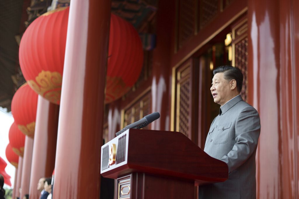 Dalam foto yang disediakan kantor berita China, Xinhua, tampak Presiden Xi Jinping menyampaikan pidato saat upacara memperingati 100 tahun berdirinya Partai Komunis China di Beijing, 1 Juli 2021. 