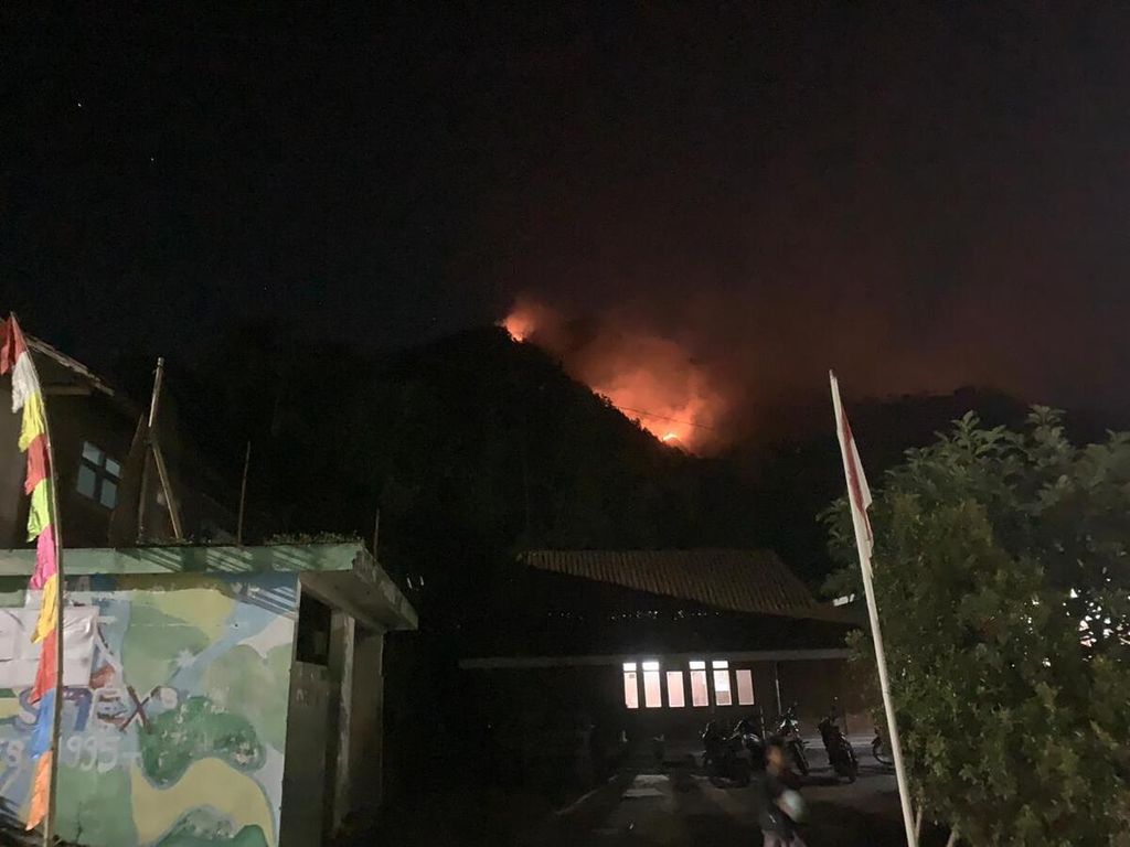 Titik api dari Gunung Andong terlihat dari Desa Tirto, Kecamatan Grabag, Kabupaten Magelang, Jateng, Kamis (10/8/2023) malam.