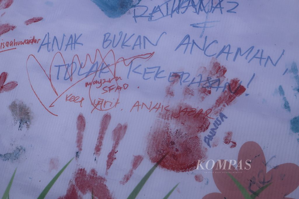 Potret bekas cat telapak tangan sebagai tanda solidaritas untuk stop kekerasan terhadap anak dalam Peringatan Hari Anak Nasional tingkat Jawa Barat di Kabupaten Kuningan, Kamis (28/7/2022). 