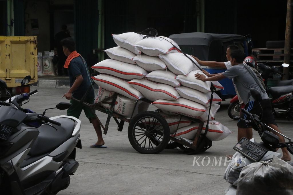 Buruh mengangkut beras di Pasar Induk Beras Cipinang, Jakarta Timur, Kamis (4/1/2024). 