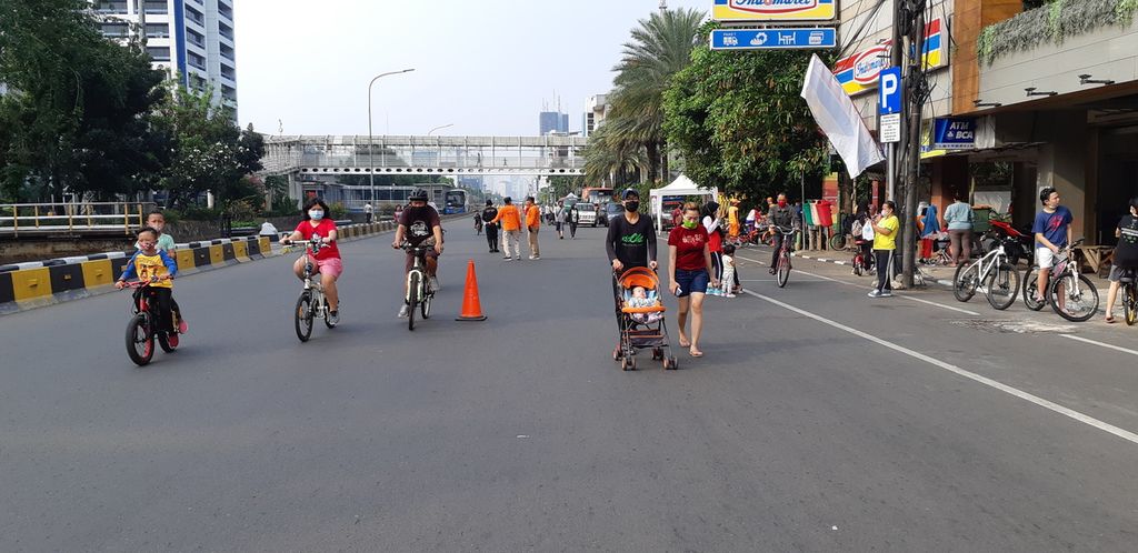 Suasana pelaksanaan HBKB di Jalan Gajah Mada, Jakarta Barat, Minggu (28/6/2020). Kala itu, meski masih pandemi, HBKB sempat digelar terbatas juga.