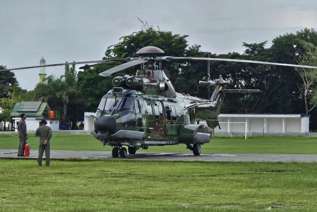 Helikopter milik Lanud Hasanuddin membawa bantuan ke Kecamatan Latimojong, Luwu, Sulawesi Selatan, Minggu (5/5/2024). 