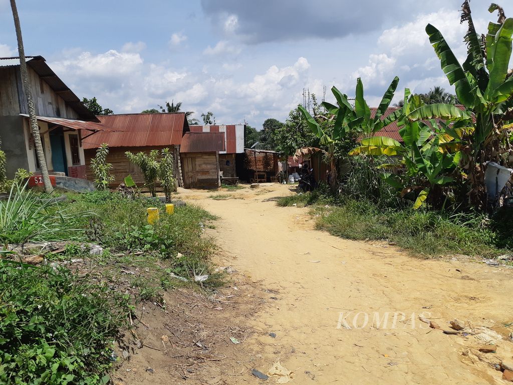 Jalan lengang di Kampung Rawasari, Kota Jambi, Rabu (9/2/2023), pascamerebaknya kasus dugaan pencabulan versus pemerkosaan di kampung itu.