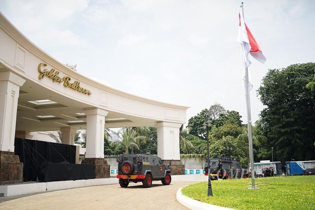 Kendaraan lapis baja Brimob diparkir depan Golden Ballroom Hotel Sultan Jakarta seperti yang terlihat pada Minggu (17/2/2019) siang. Sebanyak 2.981 personel gabungan Polri, TNI, dan Pemda DKI Jakarta akan dilibatkan dalam pengamanan debat capres kedua itu.