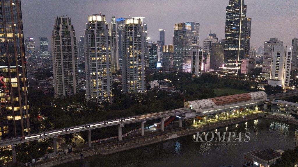 Rangkaian moda transportasi kereta api ringan (<i>light rail transit</i>/LRT) tiba di Stasiun Dukuh Atas, Jakarta Pusat, pada hari pertama pengoperasiannya untuk masyarakat umum, Senin (28/8/2023). Peresmian LRT terintegrasi Jabodebek yang menghabiskan anggaran sebesar Rp 32,6 triliun dilakukan oleh Presiden Joko Widodo. 