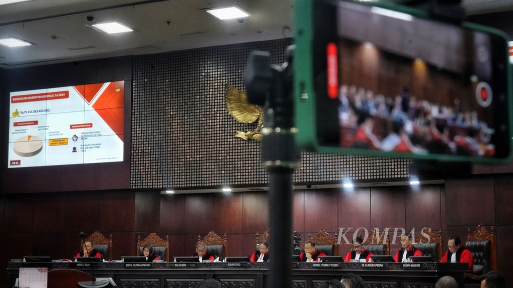 Para hakim konstitusi yang hadir saat digelar lanjutan sidang Perselisihan Hasil Pemilihan Umum (PHPU) di Mahkamah Konstitusi (MK), Jakarta, dengan agenda menghadirkan empat menteri sebagai saksi, Jumat (5/4/2024). 