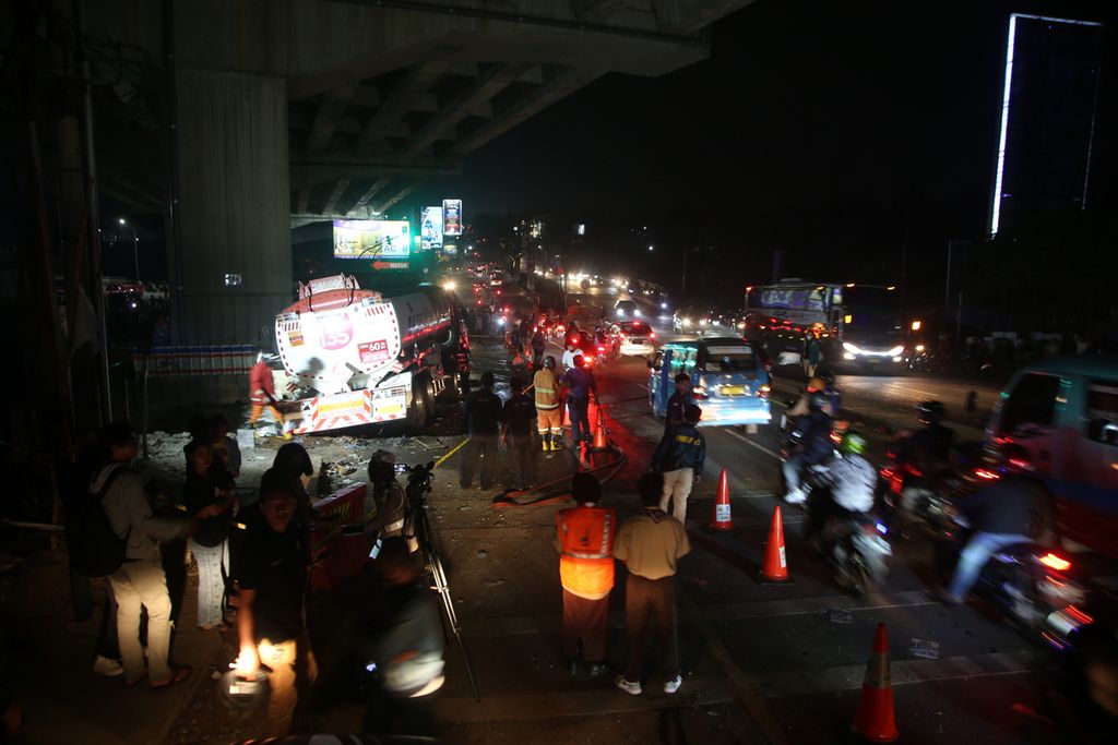 Hingga Senin (18/7/2022) malam, proses evakuasi truk pengangkut BBM bernomor polisi B 9598 BEH yang menabrak sejumlah kendaraan bermotor di Jalan Alternatif Cibubur Transyogi, Kranggan, Bekasi, Jawa Barat, masih berlangsung. 