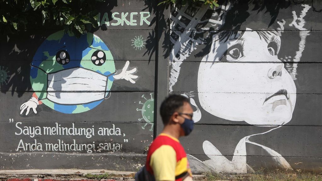 Mural bertema Covid-19 menghiasi tembok di Bukit Duri, Tebet, Jakarta Selatan, Senin (16/8/2021). Penggunaan masker diyakini sebagai salah satu kunci dalam mencegah penyebaran Covid-19. 