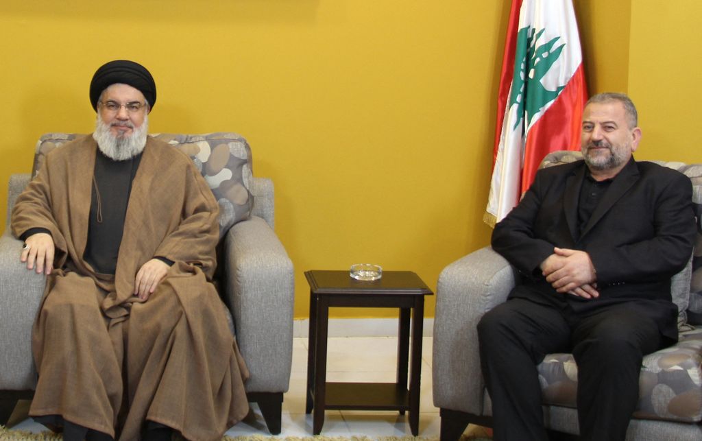 Wakil Ketua Biro Politik Hamas Saleh Mohammed Suleiman al-Arouri (kanan) bertemu Sekretaris Jenderal Hezbollah Hasan Nasrallah pada September 2023 di Beirut, Lebanon. Pada Selasa (2/1/2024), Al-Arouri tewas akibat serangan udara Israel di Beirut.