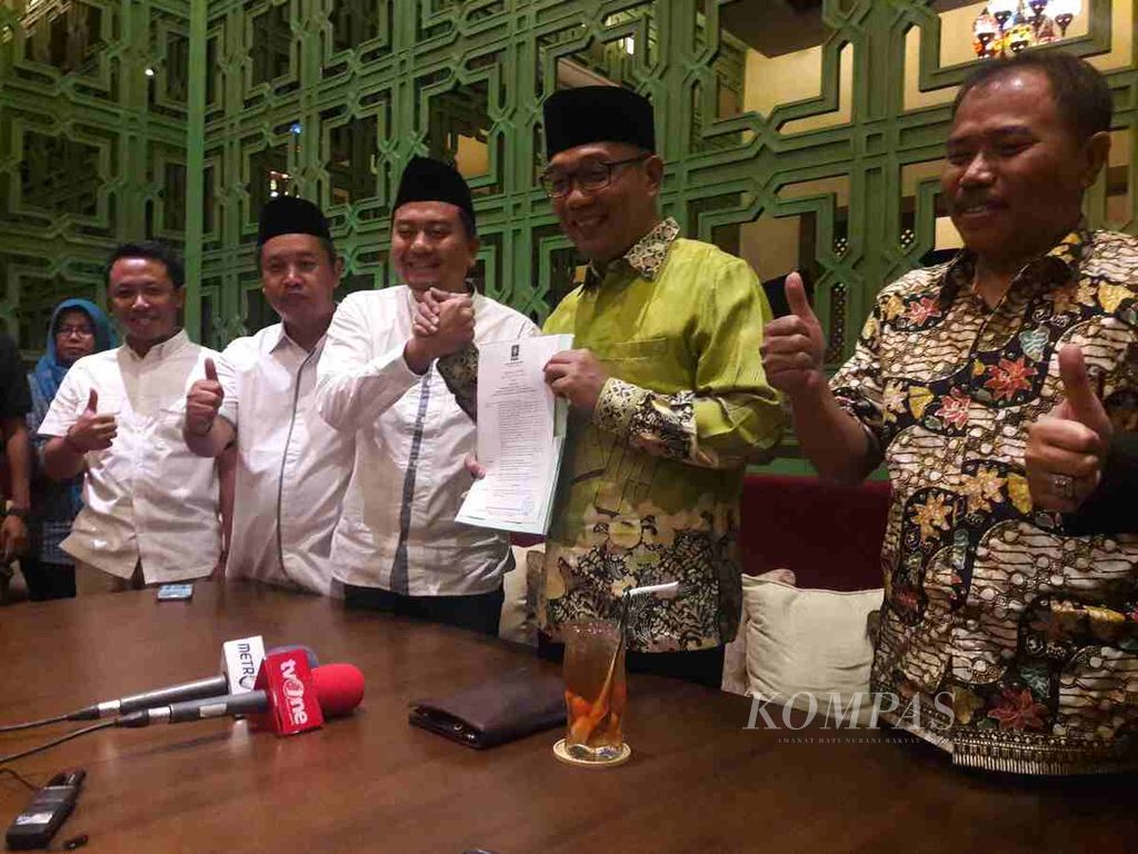 Wali Kota Bandung Ridwan Kamil (kedua dari kanan) bersama dengan Ketua DPW PKB Jawa Barat Syaiful Huda (ketiga dari kanan) dalam deklarasi dukungan PKB terhadap Ridwan Kamil menjadi calon gubernur Jawa Barat pada Pilkada 2018.