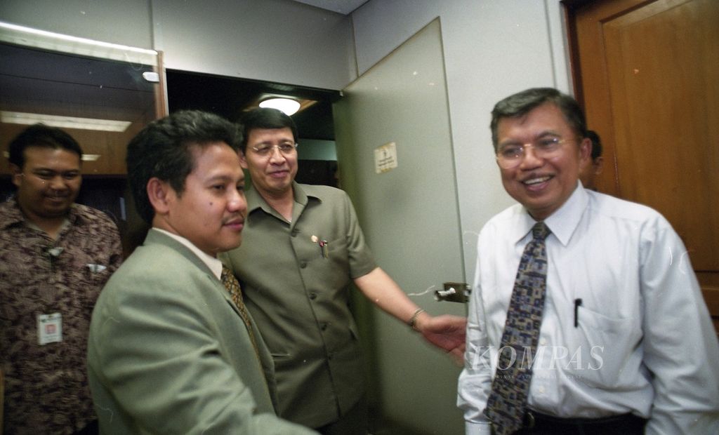 Usai rapat konsultasi yang membahas tenaga kerja Indonesia (TKI) ilegal di Malaysia, Menteri Koordinator Bidang Kesejahteraan Rakyat Jusuf Kalla (kanan) bersama Wakil Ketua DPR Muhaimin Iskandar (kiri) dan Menteri Luar Negeri Hassan Wirajuda (tengah), 23 Agustus 2002. 