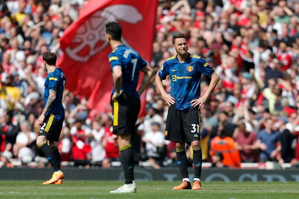 Reaksi pemain MU Nemanja Matic dan rekan setimnya setelah kemasukan tiga gol dalam pertandingan lanjutan Liga Inggris antara Arsenal dan MU di Stadion Emirates, London, Sabtu (23/4/2022). 