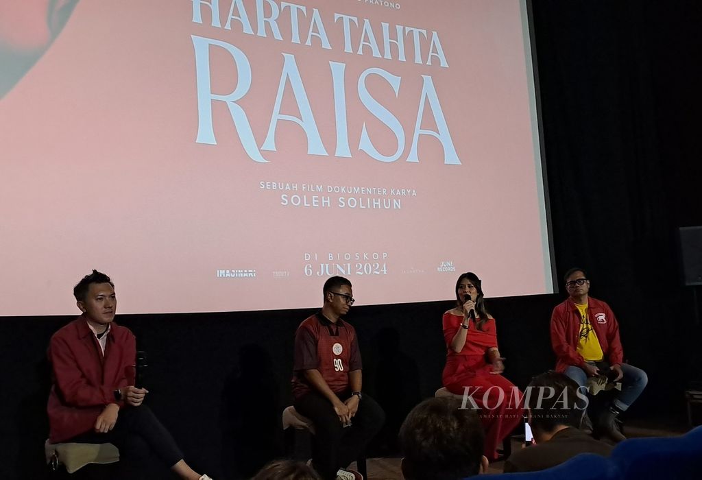 Raisa, together with director Soleh Solihun and two producers; Imajinari Pictures' founders, Dipa Andika; and Raisa's manager who also serves as CEO of Juni Records, Adryanto Pratono alias Adry Boim, held a press conference on Tuesday (23/4/2024). The press conference was held to launch the trailer and poster of the film that will be released on June 6, 2024, coinciding with the diva's birthday.