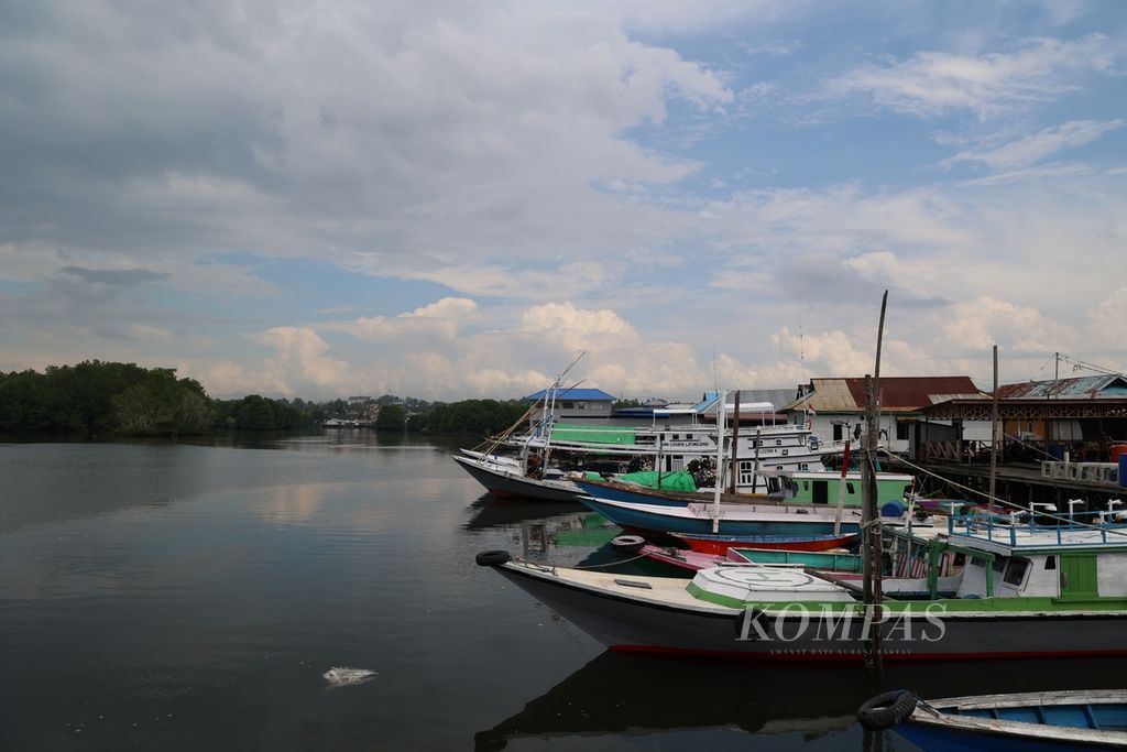 Perahu nelayan sandar di salah satu dermaga di Kampung Selambai, Kelurahan Lok Tuan, Kecamatan Bontang Utara, Bontang, Kalimantan Timur, Jumat (20/10/2023). 