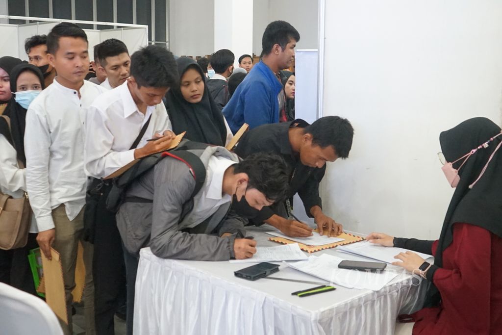 Sejumlah pelamar kerja sedang mengisi berkas lamaran di salah satu sudut ruangan di bursa kerja yang digelar di Palembang, Sumatera Selatan, Rabu (7/6/2023). Bursa kerja ini digelar untuk memperingati HUT Ke-23 Asosiasi Pemerintah Kota Seluruh Indonesia. 