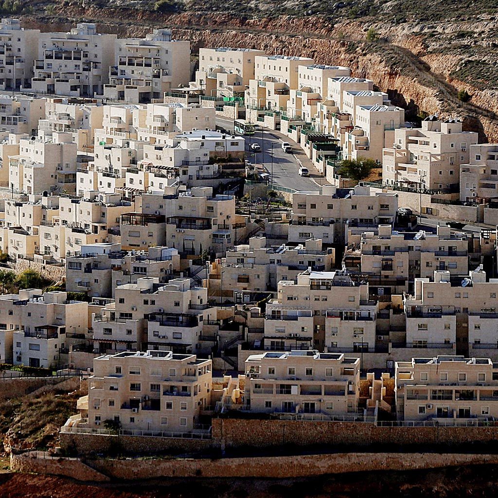 Pemandangan di Givat Ze\'ev, wilayah Tepi Barat yang dikuasai Israel dengan pembangunan perumahan yang masif, Selasa (7/2).