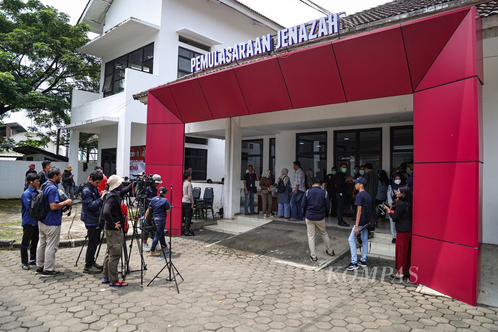 Journalists are waiting for the Coordinating Minister for Human Development and Culture, Muhadjir Effendy, who is currently reviewing the process of identifying victims of the Jakarta-Cikampek Toll Road accident at Kilometer 58 in Karawang Regional Public Hospital, West Java, on Monday (8/4/2024).