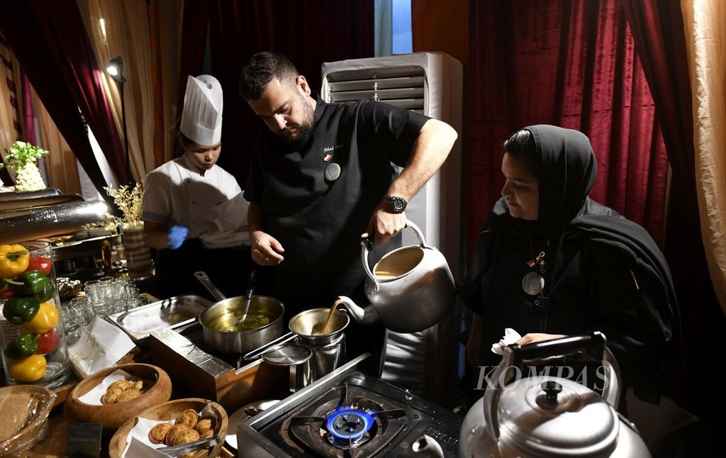 Kedua chef asal Qatar, Jihad Abdalrahman (tengah) dan chef Noof Almarri (kanan) menyiapkan menu makanan dan minuman untuk berbuka puasa di Qatari Night Festival yang berlangsung di The Dharmawangsa, Jakarta, Rabu (12/4/2023). 