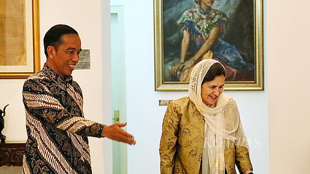 Presiden Joko Widodo menerima Ibu Negara Afghanistan Rula Ghani, Selasa (5/12), di Istana Bogor, Jawa Barat. Rula Ghani menyatakan kagum terhadap peran perempuan dalam memajukan kaumnya. Selain itu,   dia juga mengagumi perdamaian di Indonesia.