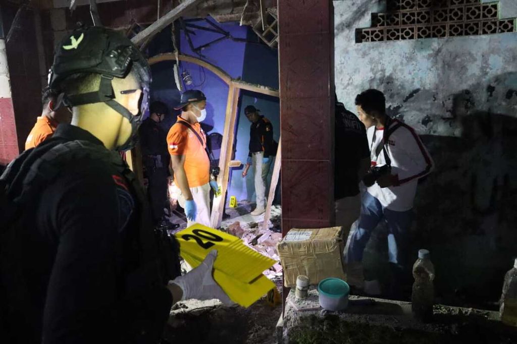 Jajaran Kepolisian Resor Kebumen mengecek dan melakukan olah tempat kejadian perkara ledakan mercon di Bulurejo, Kecamatan Ayah, Kebumen, Jawa Tengah, Senin (10/4/2023) malam.