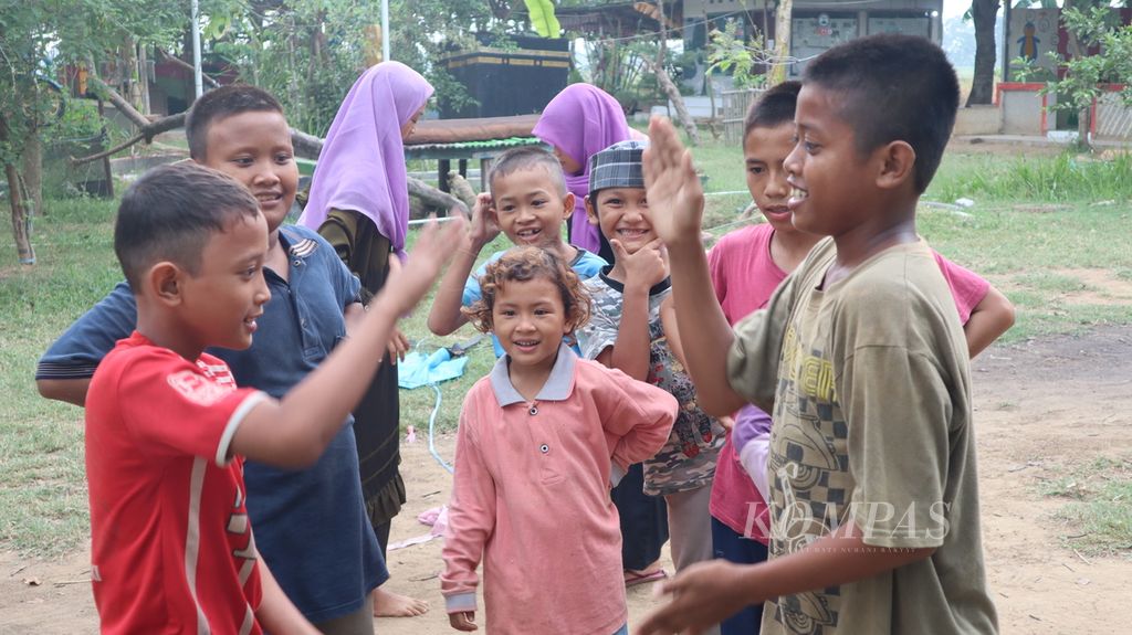Para pelajar Sekolah Alam Prasasti, Kampung Piket Indah, Desa Sukatenang, Sukawangi, Kabupaten Bekasi, Jawa Barat, bermain bersama di taman sekolah mereka pada Selasa (24/11/2020) siang. Anak-anak itu merupakan anak yang sempat putus sekolah, anak yatim piatu, dan anak dari keluarga miskin.